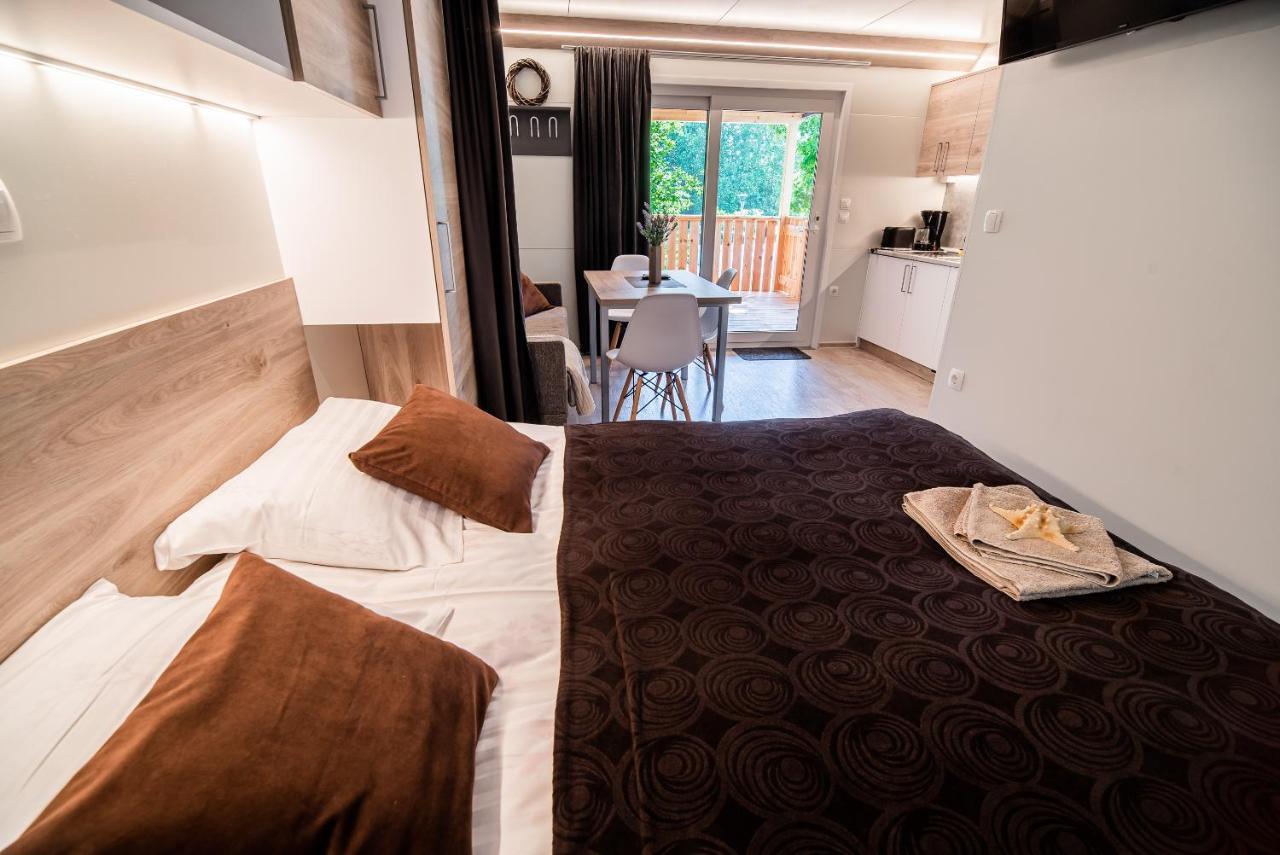 Premium Mobile Tree House With Thermal Riviera Tickets Чатеж-об-Саві Екстер'єр фото